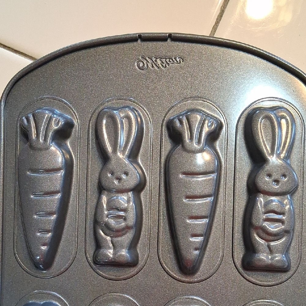 Wilton Silver Bunny & Carrot Mini Nonstick Cake Pan Set Of 2. - Picture 6 of 10